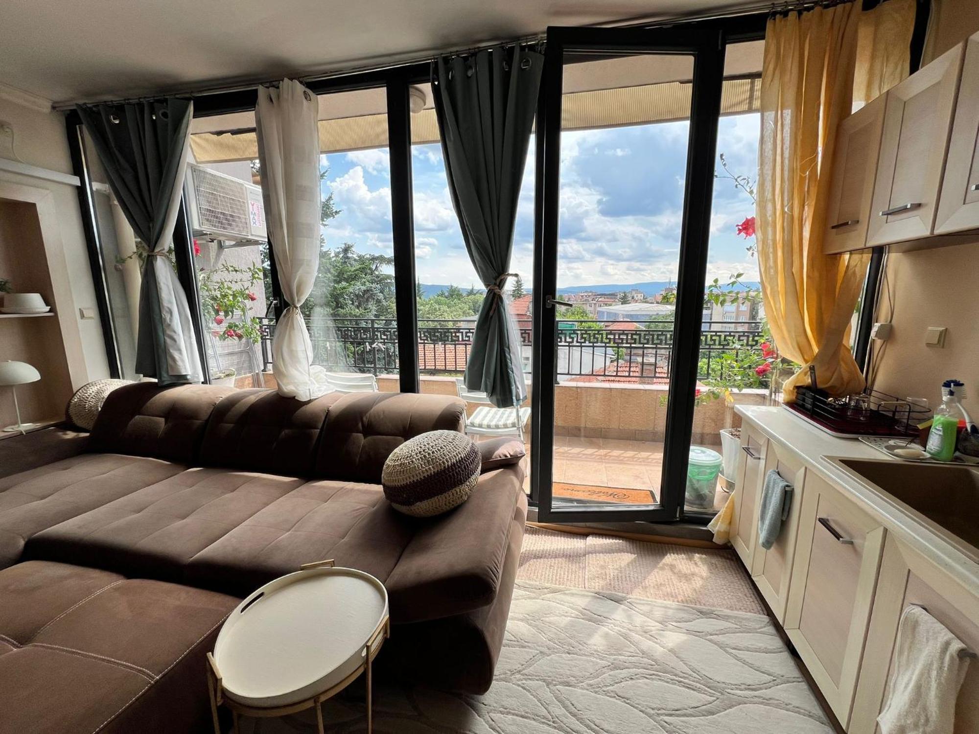 Downtown Central Apartment With Working Kitchen, City Views & Free Parking Καζανλούκ Εξωτερικό φωτογραφία