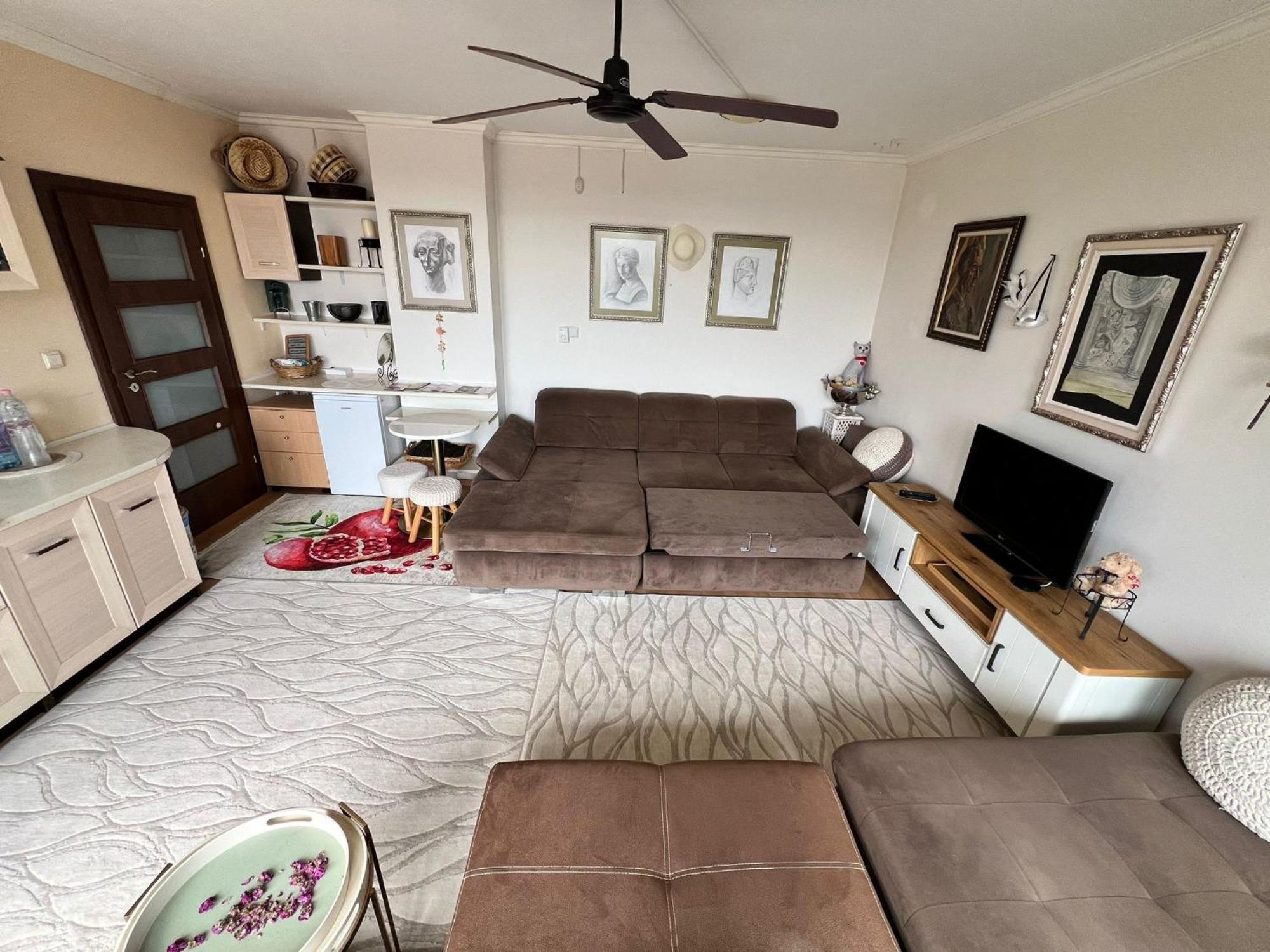 Downtown Central Apartment With Working Kitchen, City Views & Free Parking Καζανλούκ Εξωτερικό φωτογραφία