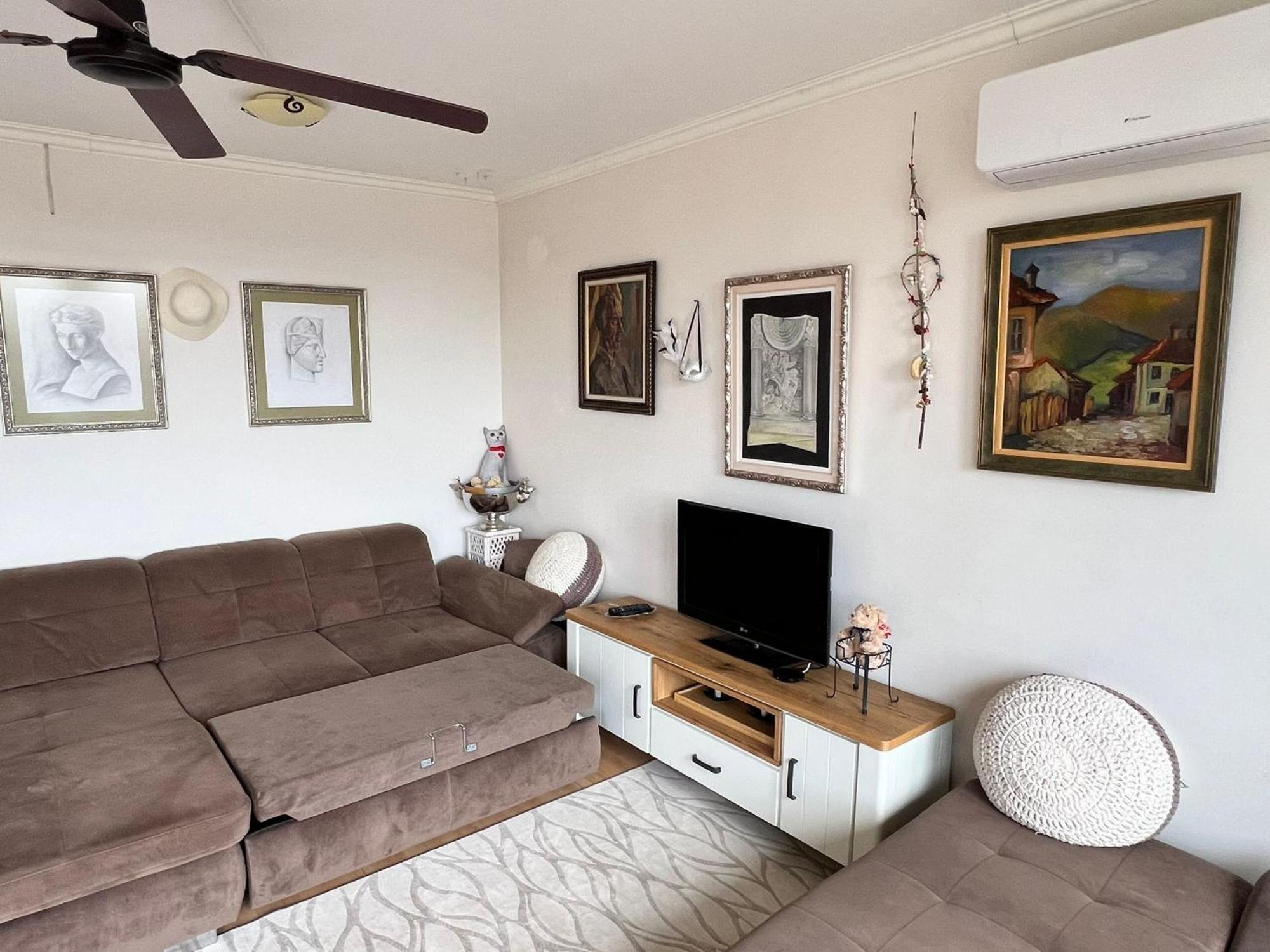 Downtown Central Apartment With Working Kitchen, City Views & Free Parking Καζανλούκ Εξωτερικό φωτογραφία