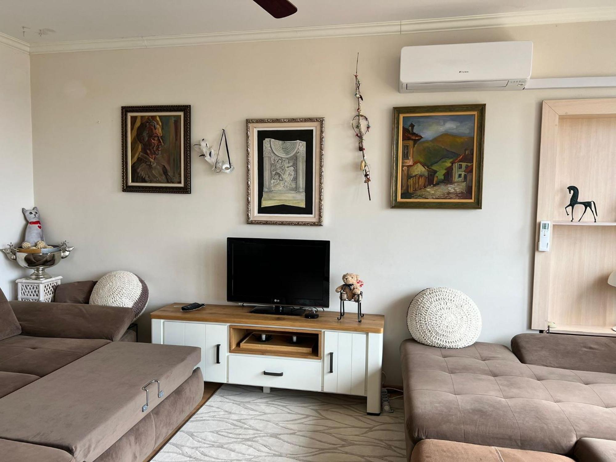 Downtown Central Apartment With Working Kitchen, City Views & Free Parking Καζανλούκ Εξωτερικό φωτογραφία