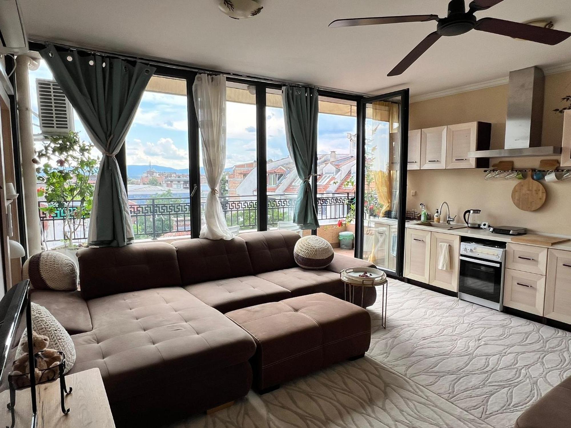 Downtown Central Apartment With Working Kitchen, City Views & Free Parking Καζανλούκ Εξωτερικό φωτογραφία