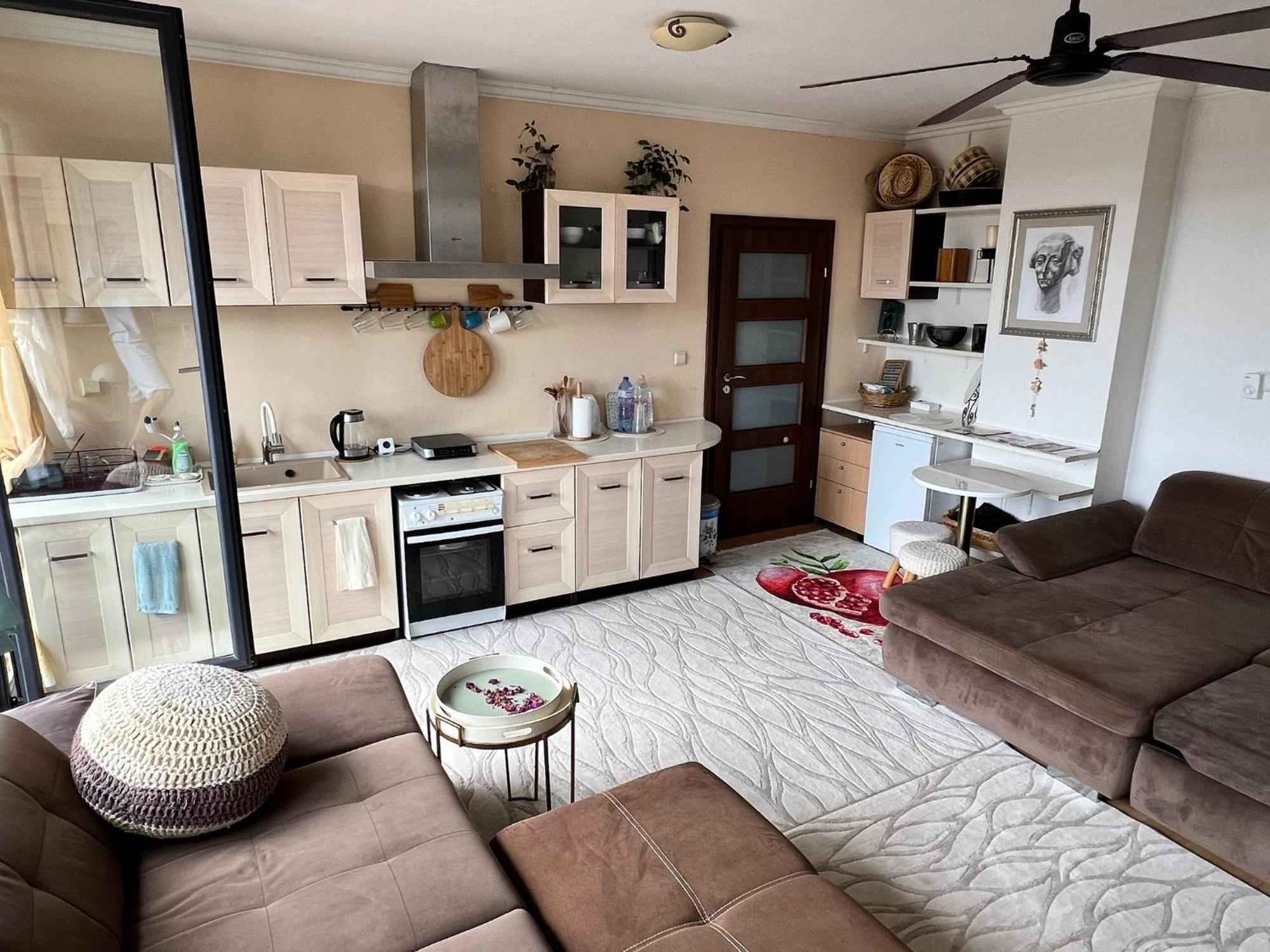 Downtown Central Apartment With Working Kitchen, City Views & Free Parking Καζανλούκ Εξωτερικό φωτογραφία