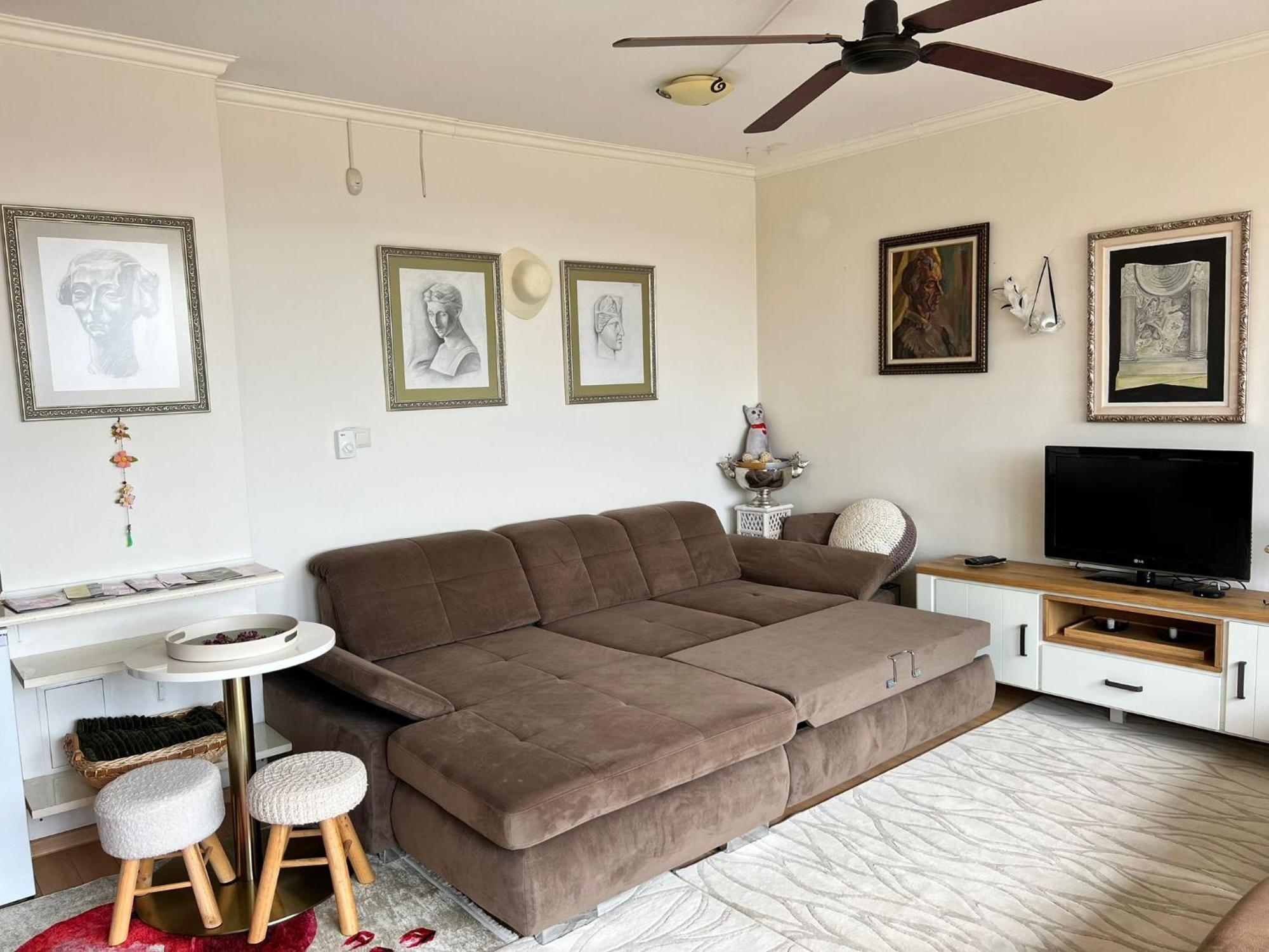 Downtown Central Apartment With Working Kitchen, City Views & Free Parking Καζανλούκ Εξωτερικό φωτογραφία