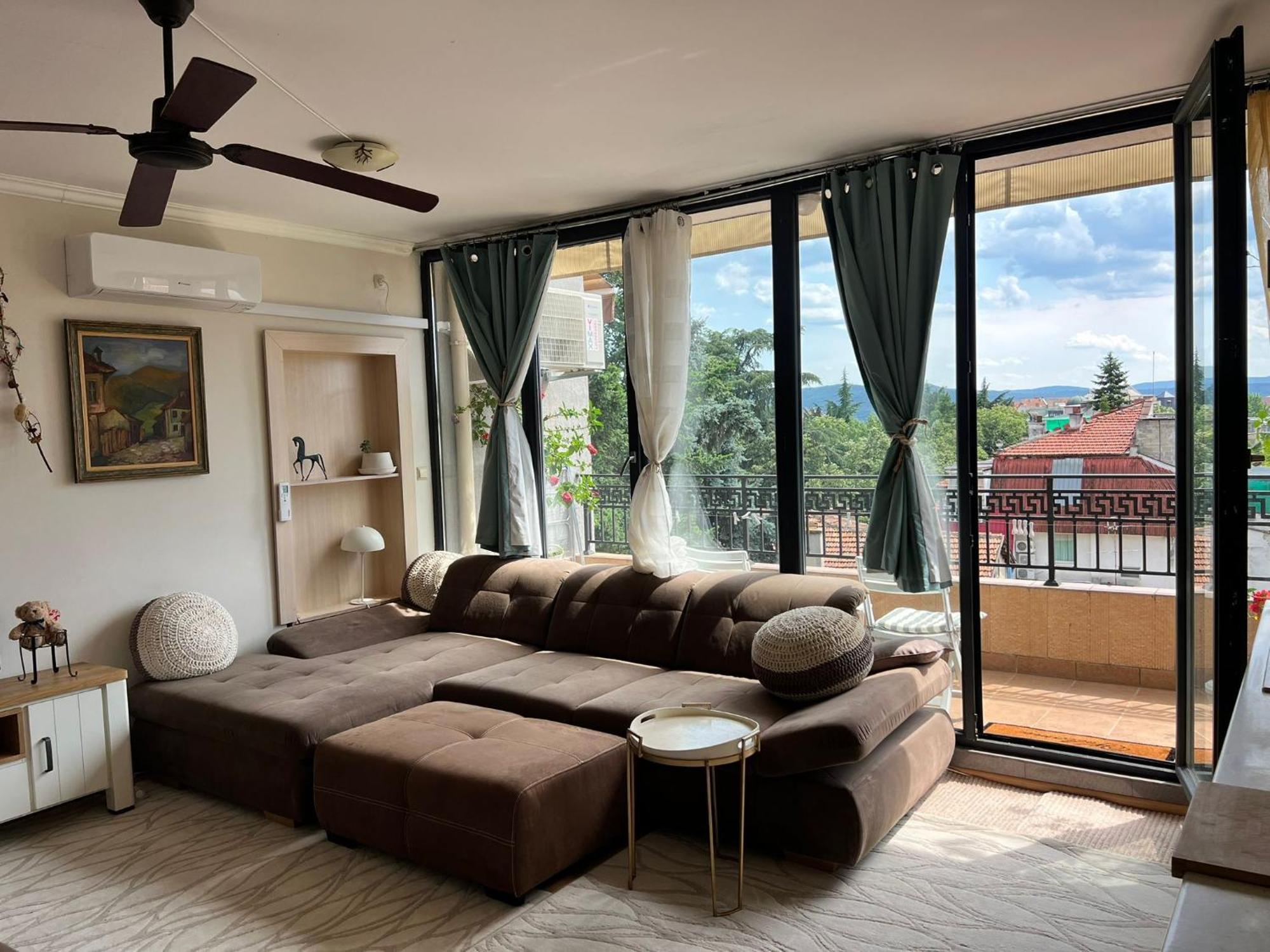 Downtown Central Apartment With Working Kitchen, City Views & Free Parking Καζανλούκ Εξωτερικό φωτογραφία