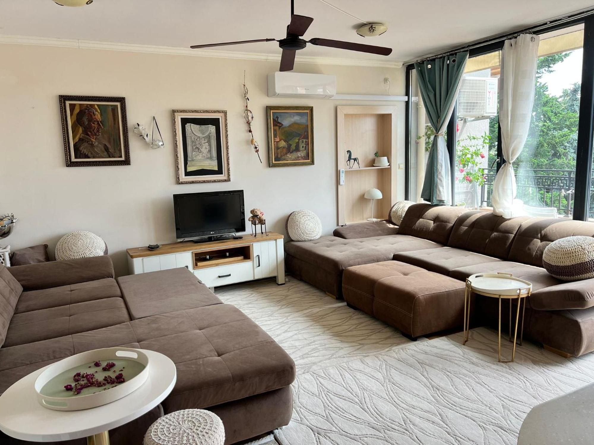 Downtown Central Apartment With Working Kitchen, City Views & Free Parking Καζανλούκ Εξωτερικό φωτογραφία