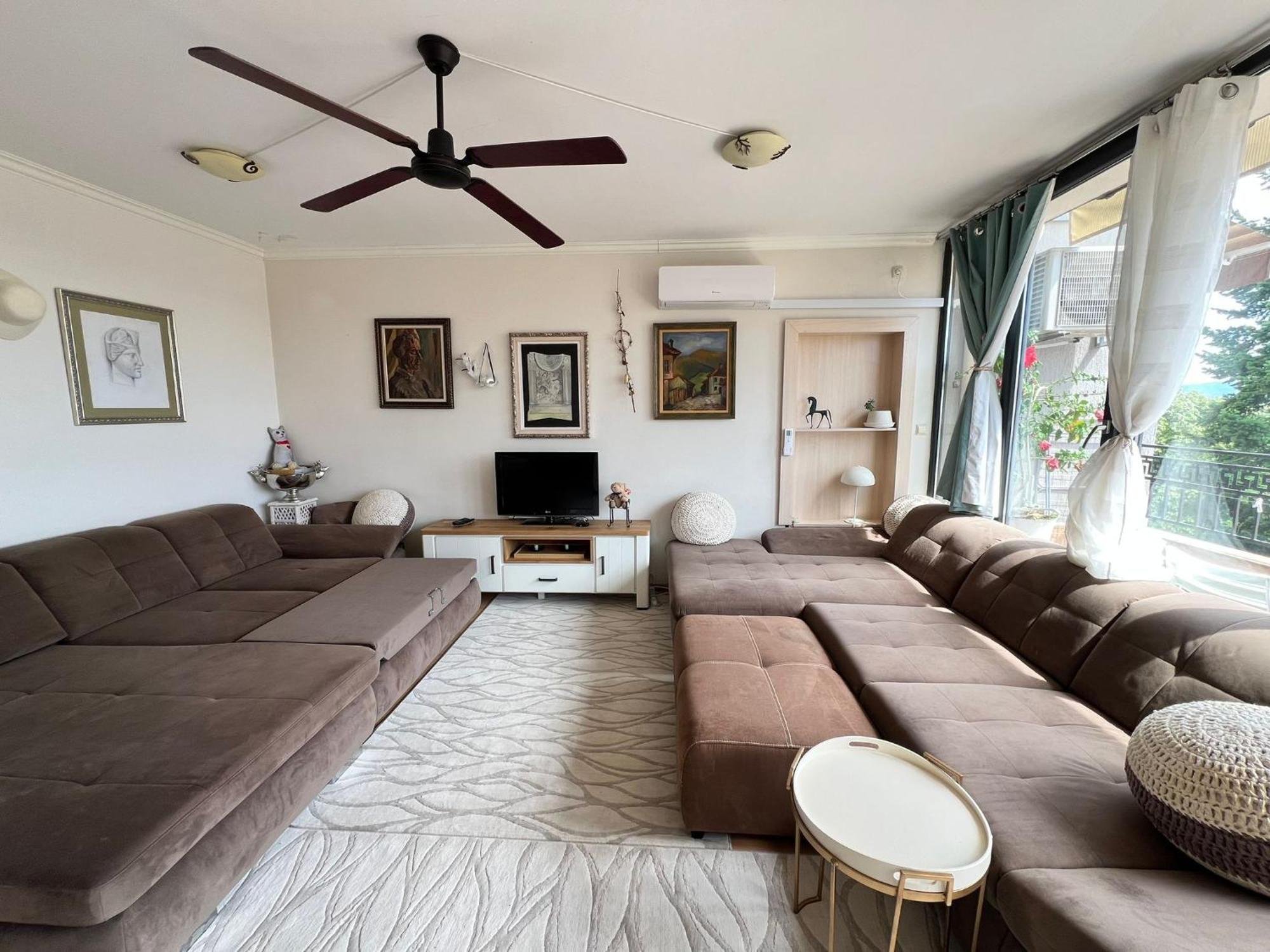 Downtown Central Apartment With Working Kitchen, City Views & Free Parking Καζανλούκ Εξωτερικό φωτογραφία