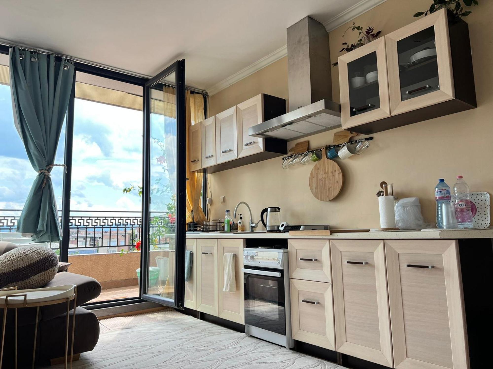 Downtown Central Apartment With Working Kitchen, City Views & Free Parking Καζανλούκ Εξωτερικό φωτογραφία