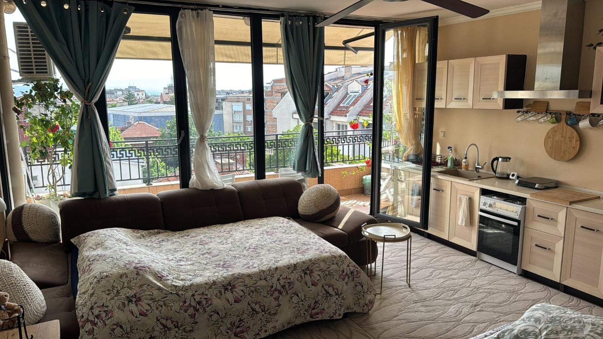 Downtown Central Apartment With Working Kitchen, City Views & Free Parking Καζανλούκ Εξωτερικό φωτογραφία